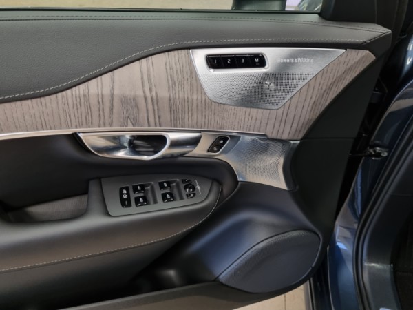 Esittelykuva VOLVO XC90 lataushybridiautosta.