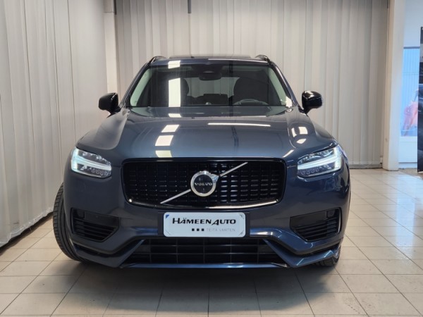 Esittelykuva VOLVO XC90 lataushybridiautosta.