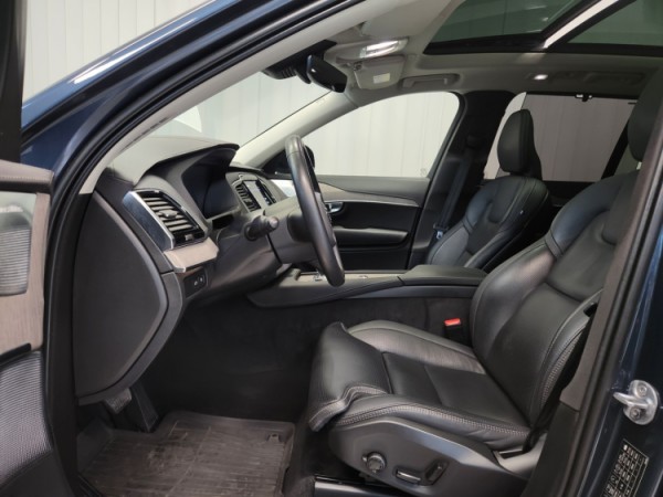 Esittelykuva VOLVO XC90 lataushybridiautosta.