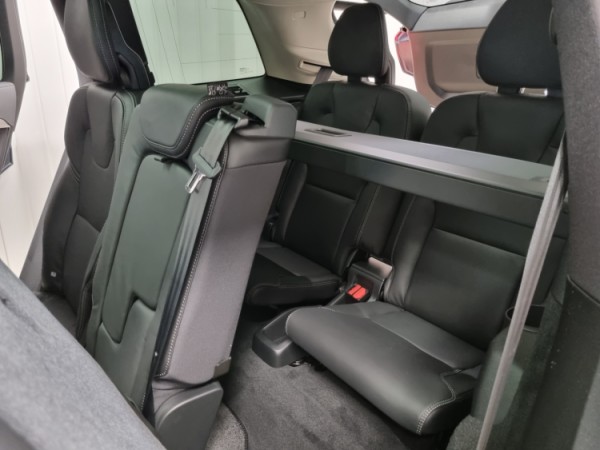 Esittelykuva VOLVO XC90 lataushybridiautosta.