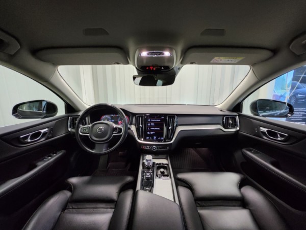 Esittelykuva VOLVO V60 kevythybridiautosta.