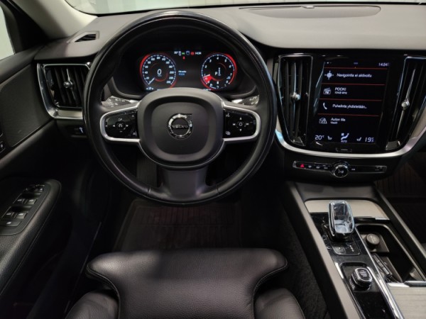 Esittelykuva VOLVO V60 kevythybridiautosta.
