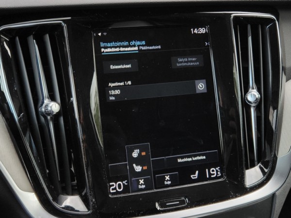 Esittelykuva VOLVO V60 kevythybridiautosta.