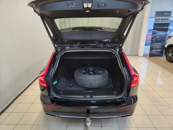 Esittelykuva VOLVO V60 kevythybridiautosta.