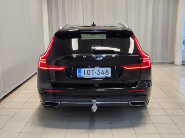 Esittelykuva VOLVO V60 kevythybridiautosta.