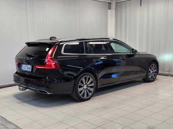 Esittelykuva VOLVO V60 kevythybridiautosta.