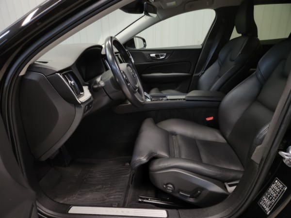 Esittelykuva VOLVO V60 kevythybridiautosta.