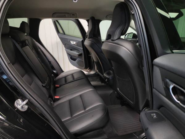 Esittelykuva VOLVO V60 kevythybridiautosta.
