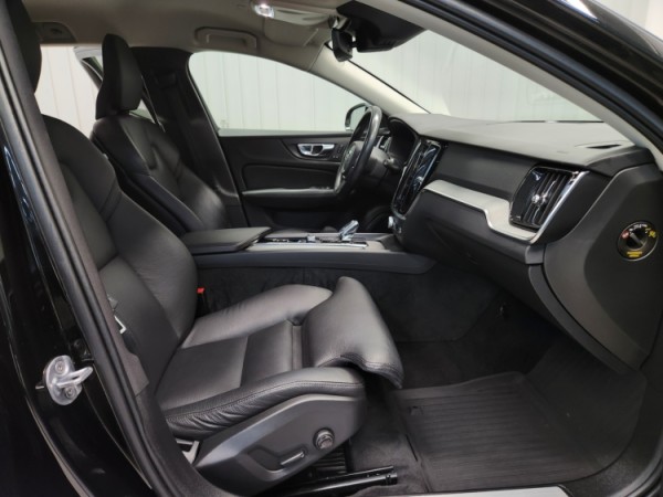 Esittelykuva VOLVO V60 kevythybridiautosta.