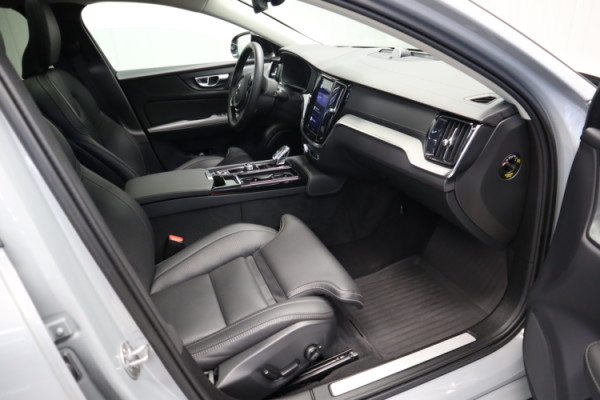 Esittelykuva VOLVO V60 lataushybridiautosta.
