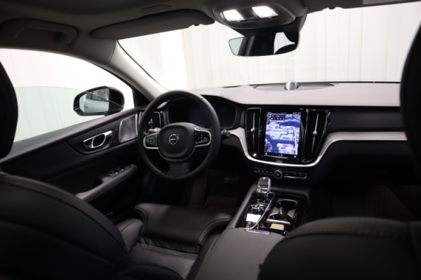 Esittelykuva VOLVO V60 lataushybridiautosta.
