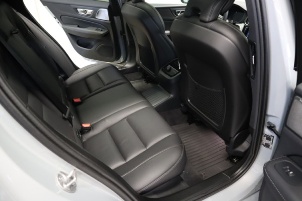 Esittelykuva VOLVO V60 lataushybridiautosta.