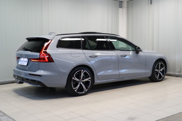 Esittelykuva VOLVO V60 lataushybridiautosta.