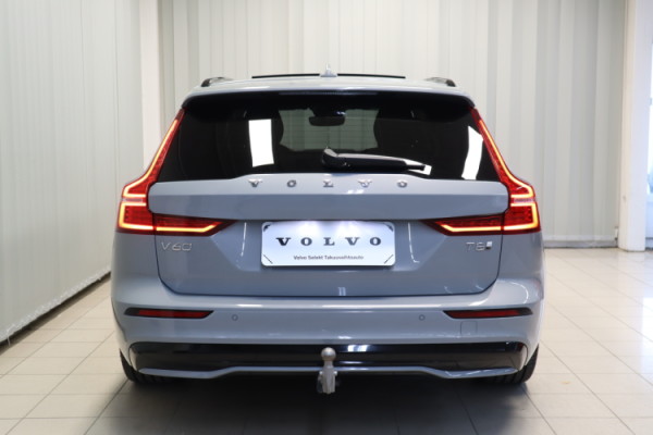Esittelykuva VOLVO V60 lataushybridiautosta.