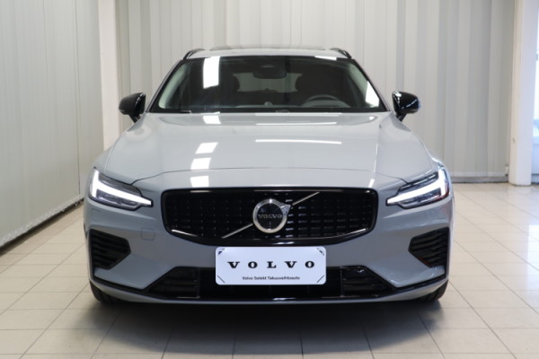 Esittelykuva VOLVO V60 lataushybridiautosta.