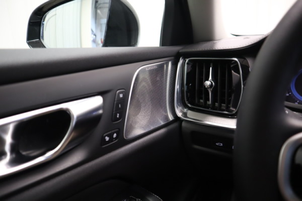 Esittelykuva VOLVO V60 lataushybridiautosta.