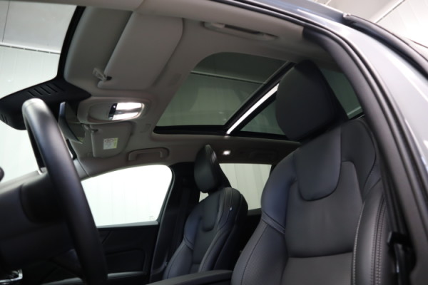 Esittelykuva VOLVO V60 lataushybridiautosta.
