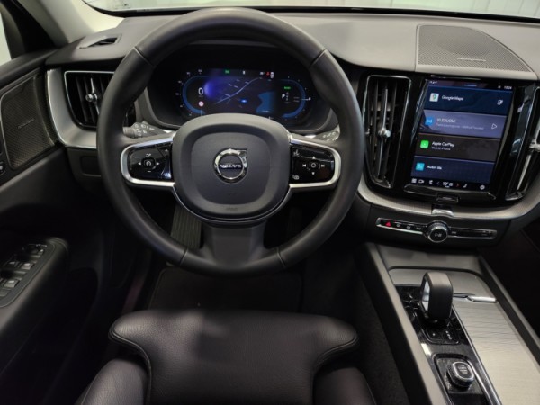 Esittelykuva VOLVO XC60 lataushybridiautosta.