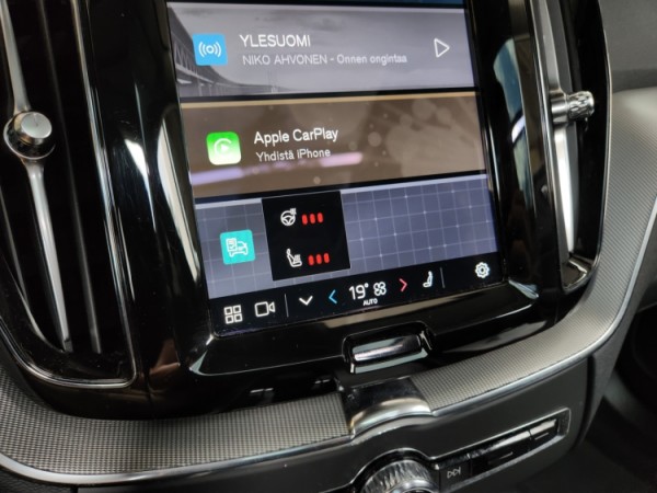 Esittelykuva VOLVO XC60 lataushybridiautosta.