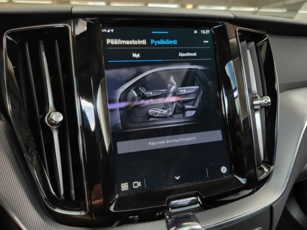 Esittelykuva VOLVO XC60 lataushybridiautosta.