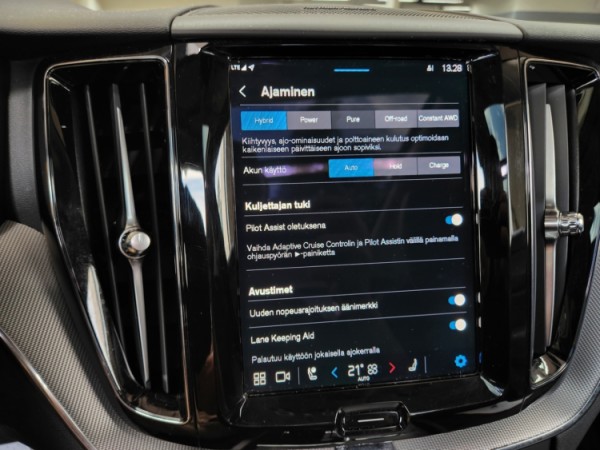Esittelykuva VOLVO XC60 lataushybridiautosta.