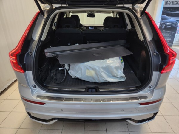 Esittelykuva VOLVO XC60 lataushybridiautosta.