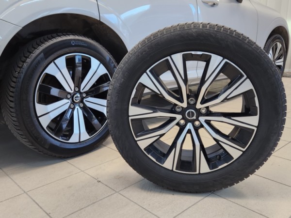 Esittelykuva VOLVO XC60 lataushybridiautosta.