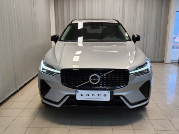 Esittelykuva VOLVO XC60 lataushybridiautosta.