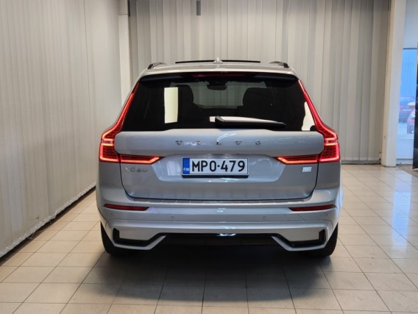 Esittelykuva VOLVO XC60 lataushybridiautosta.