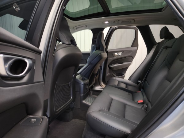 Esittelykuva VOLVO XC60 lataushybridiautosta.
