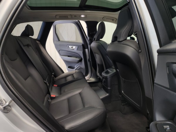 Esittelykuva VOLVO XC60 lataushybridiautosta.