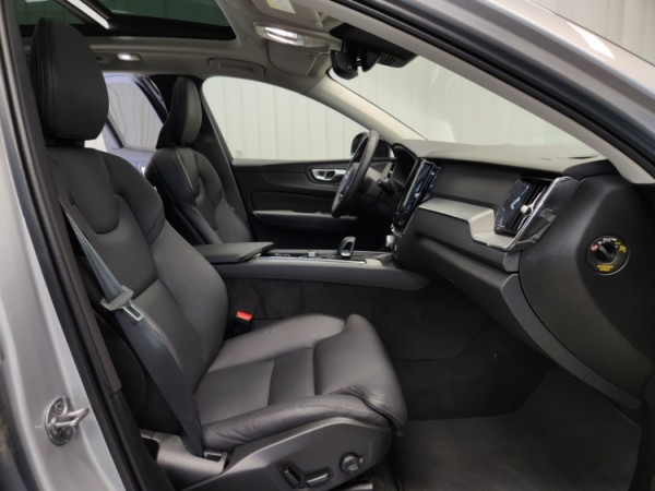 Esittelykuva VOLVO XC60 lataushybridiautosta.