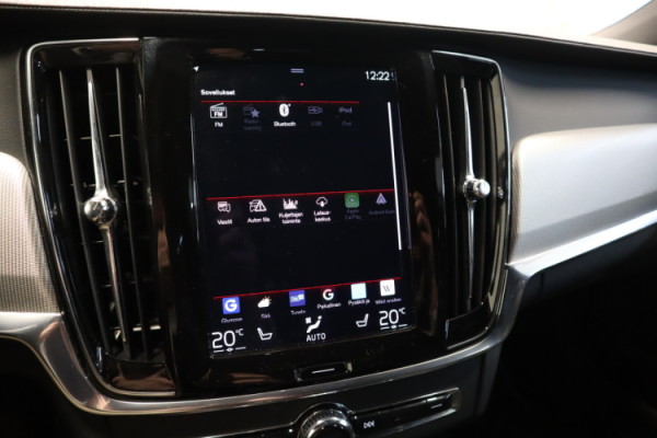 Esittelykuva VOLVO V90 lataushybridiautosta.