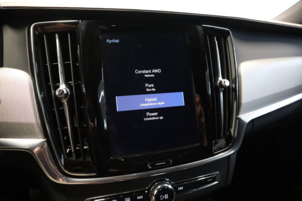 Esittelykuva VOLVO V90 lataushybridiautosta.