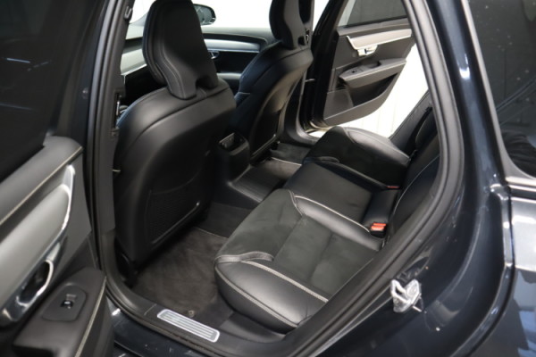 Esittelykuva VOLVO V90 lataushybridiautosta.
