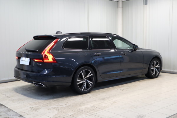 Esittelykuva VOLVO V90 lataushybridiautosta.