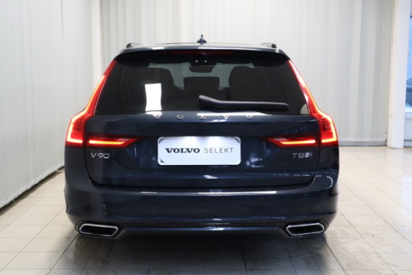 Esittelykuva VOLVO V90 lataushybridiautosta.