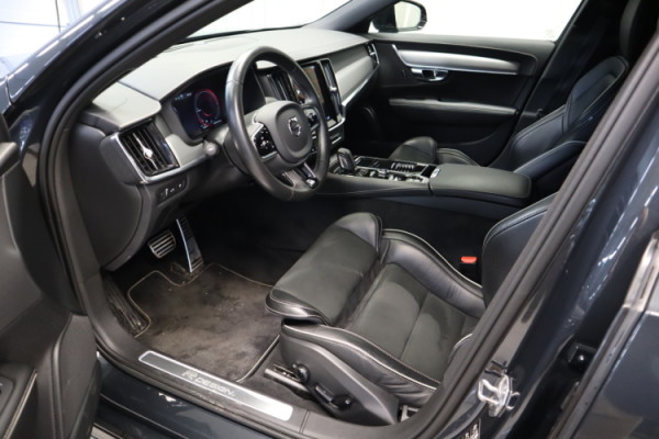 Esittelykuva VOLVO V90 lataushybridiautosta.