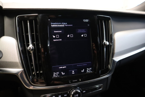 Esittelykuva VOLVO V90 lataushybridiautosta.
