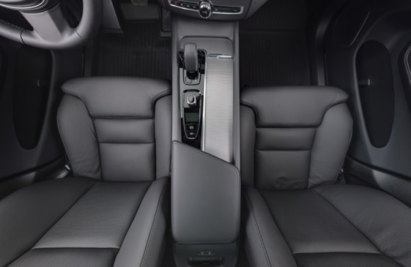 Esittelykuva VOLVO XC60 lataushybridiautosta.