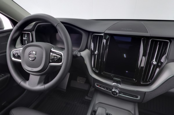 Esittelykuva VOLVO XC60 lataushybridiautosta.