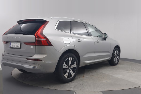 Esittelykuva VOLVO XC60 lataushybridiautosta.