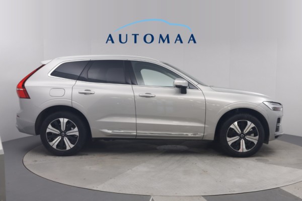 Esittelykuva VOLVO XC60 lataushybridiautosta.