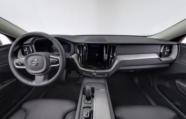 Esittelykuva VOLVO XC60 lataushybridiautosta.