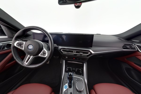 Esittelykuva VOLVO V90 lataushybridiautosta.