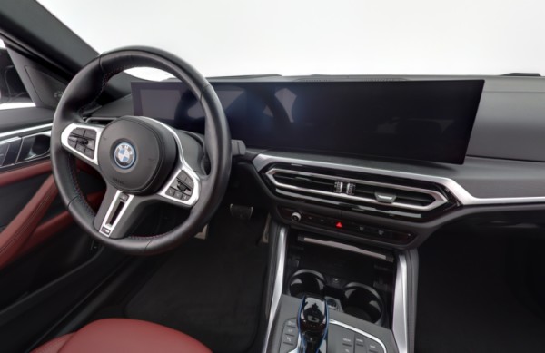 Esittelykuva VOLVO V90 lataushybridiautosta.