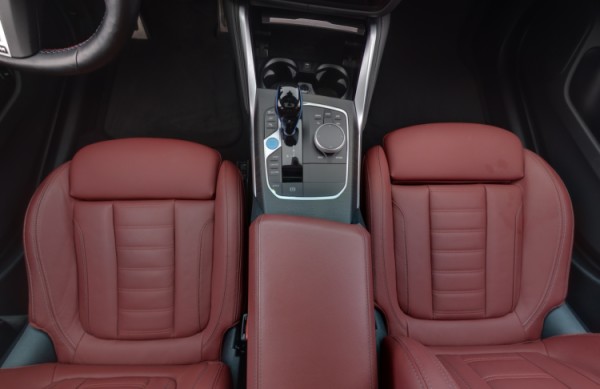 Esittelykuva VOLVO V90 lataushybridiautosta.