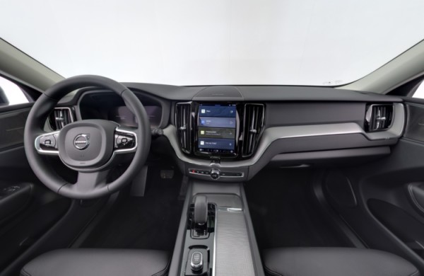Esittelykuva VOLVO XC60 lataushybridiautosta.