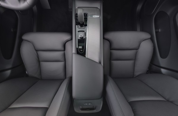 Esittelykuva VOLVO XC60 lataushybridiautosta.