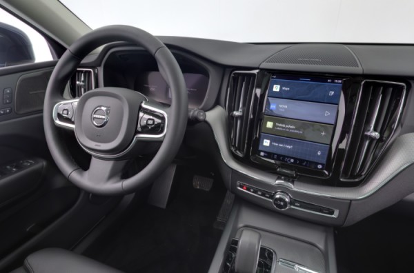 Esittelykuva VOLVO XC60 lataushybridiautosta.